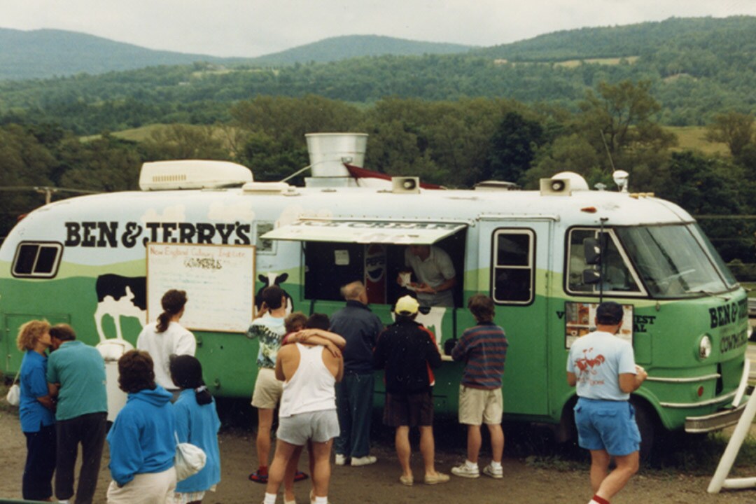 Ben & Jerry’s Kumobil med folk stående i kø