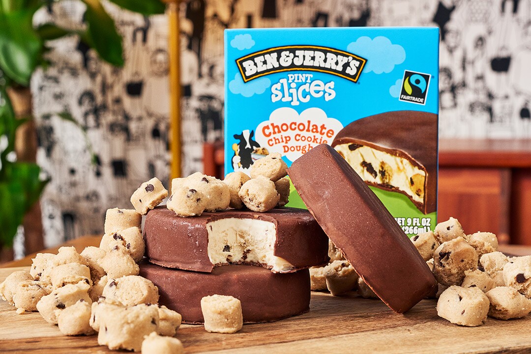 Et bord fullt av Pint Slices sammen med kakedeig