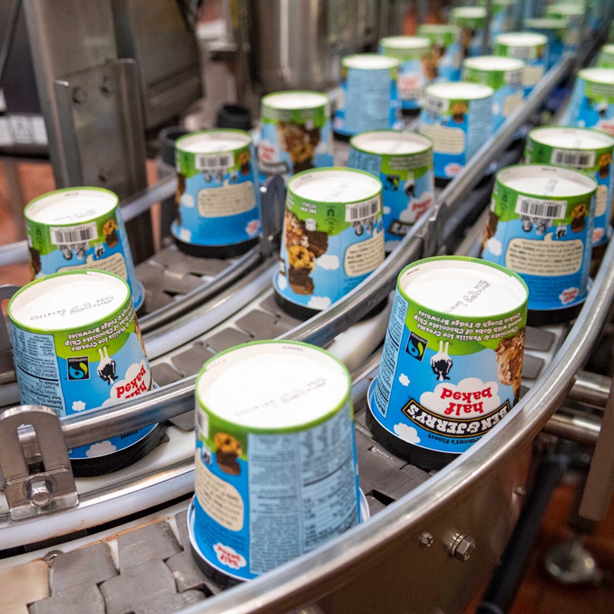 Ben & Jerry’s iskremhalvlitere på rekke i fabrikken